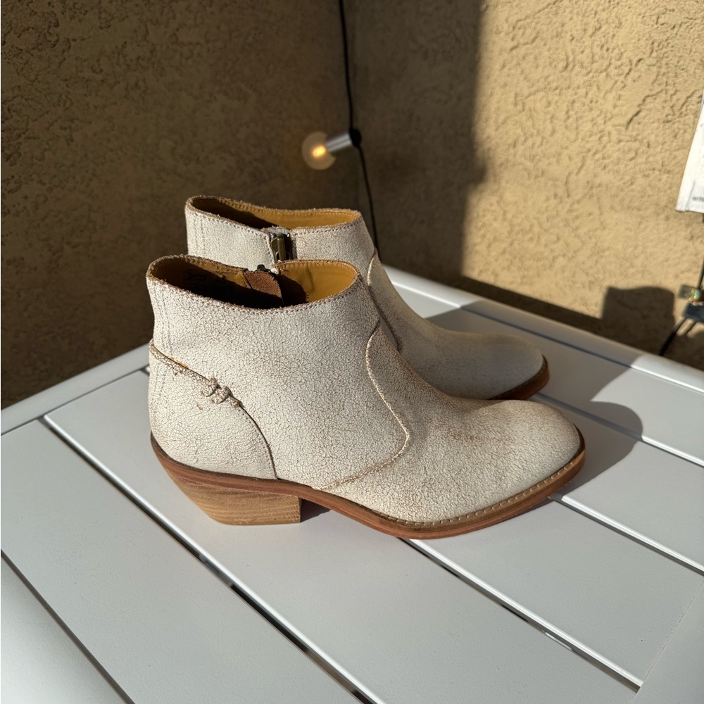 J. Shoes Women's Cream white crackled leather Ankle Boots size 6.5